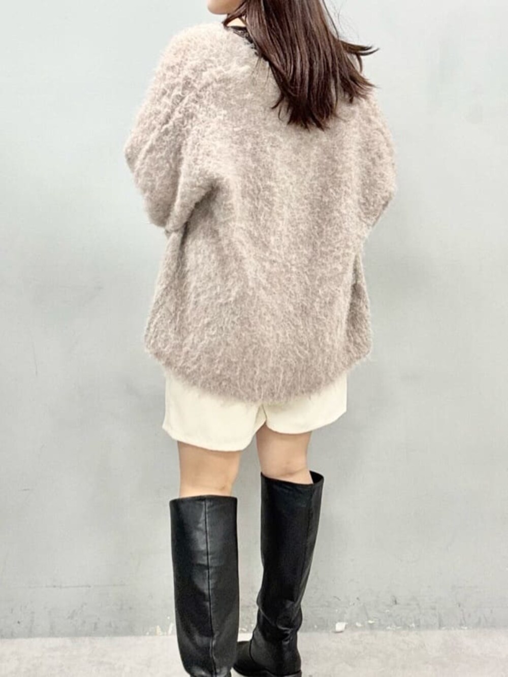 ブラック系のTシャツ/カットソー、ブラウン系のカーディガン/ボレロ、ホワイト系のその他パンツを着用したレディースの秋コーディネートの2枚目の写真