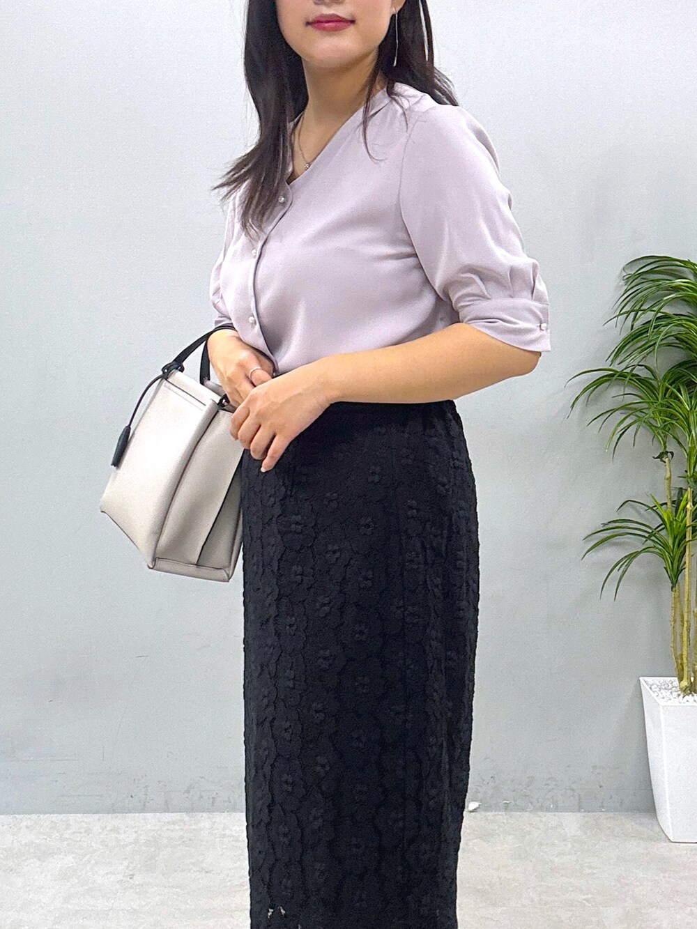 ブラック系のその他シューズ、グレー系のショルダーバッグ、ブラック系のスカートを着用したレディースの春コーディネートの5枚目の写真