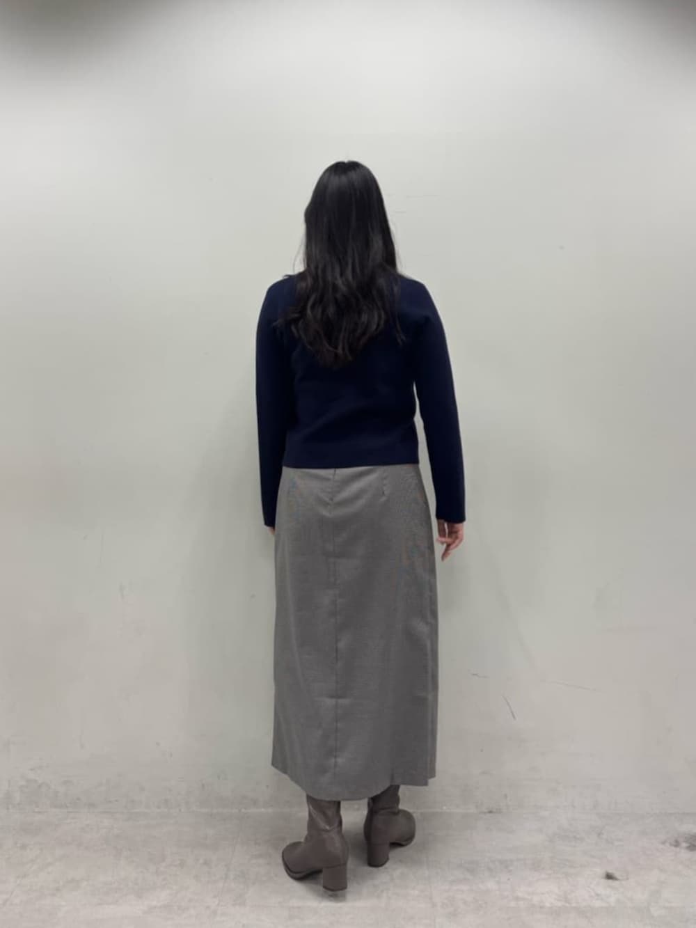 ブルー系のニット/セーター、その他のスカートを着用したレディースの秋コーディネートの3枚目の写真