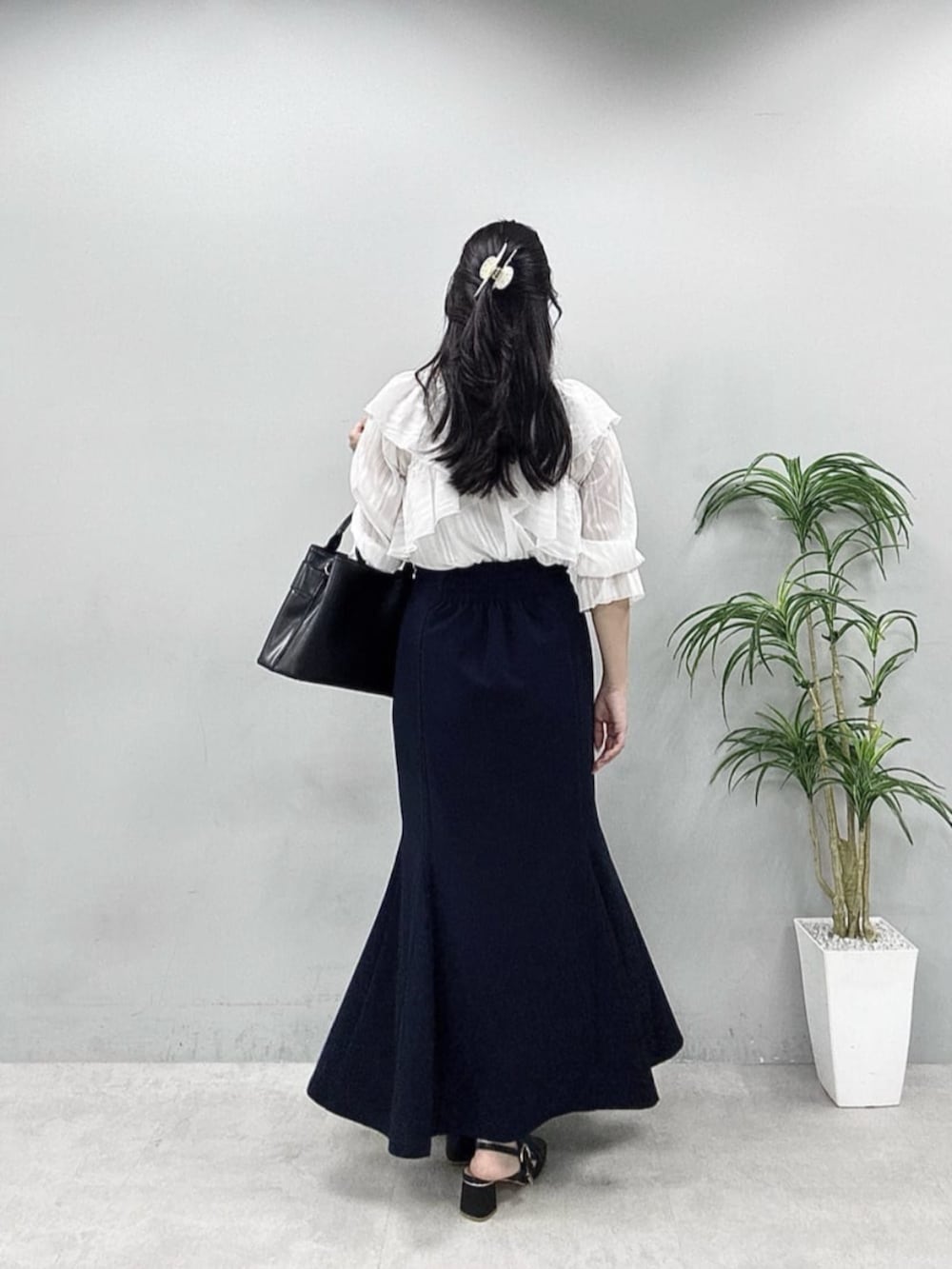 ホワイト系のシャツ/ブラウスを着用したレディースの春コーディネートの3枚目の写真