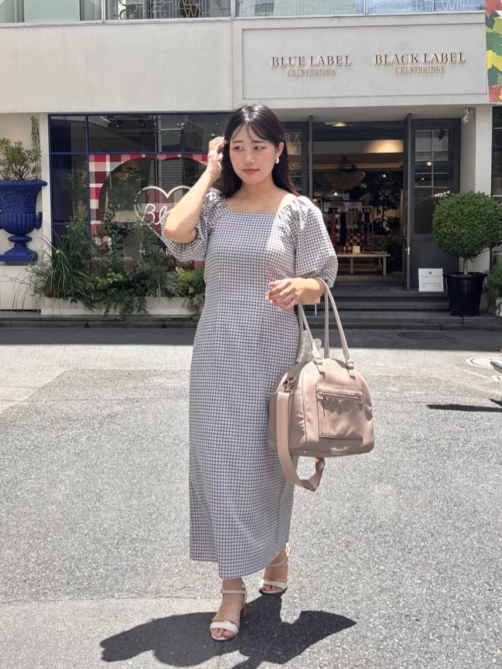 その他のワンピース、ベージュ系のボストンバッグを着用したレディースの秋コーディネートの4枚目の写真