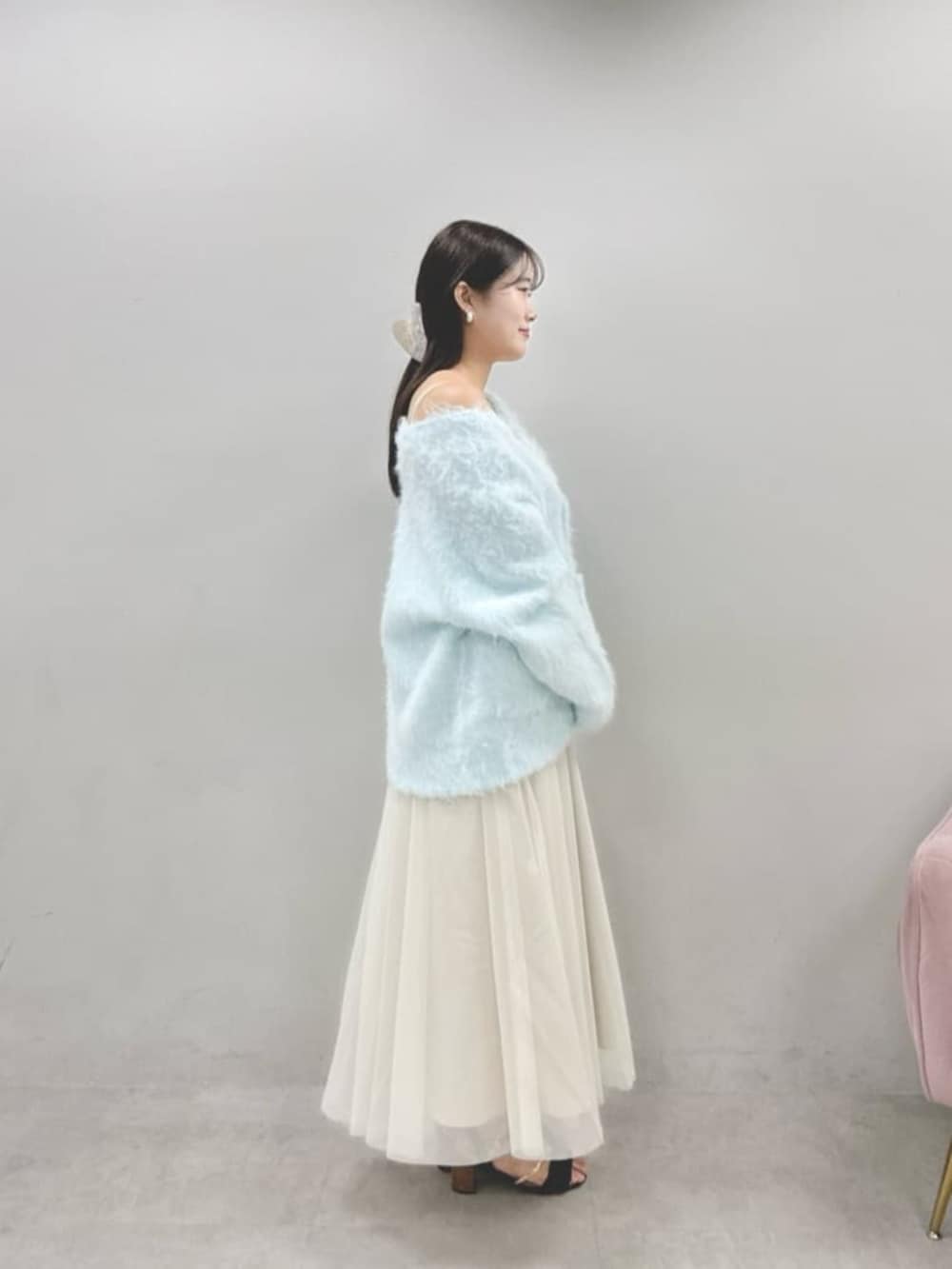 ホワイト系のワンピース、ブルー系のカーディガン/ボレロを着用したレディースの秋コーディネートの2枚目の写真