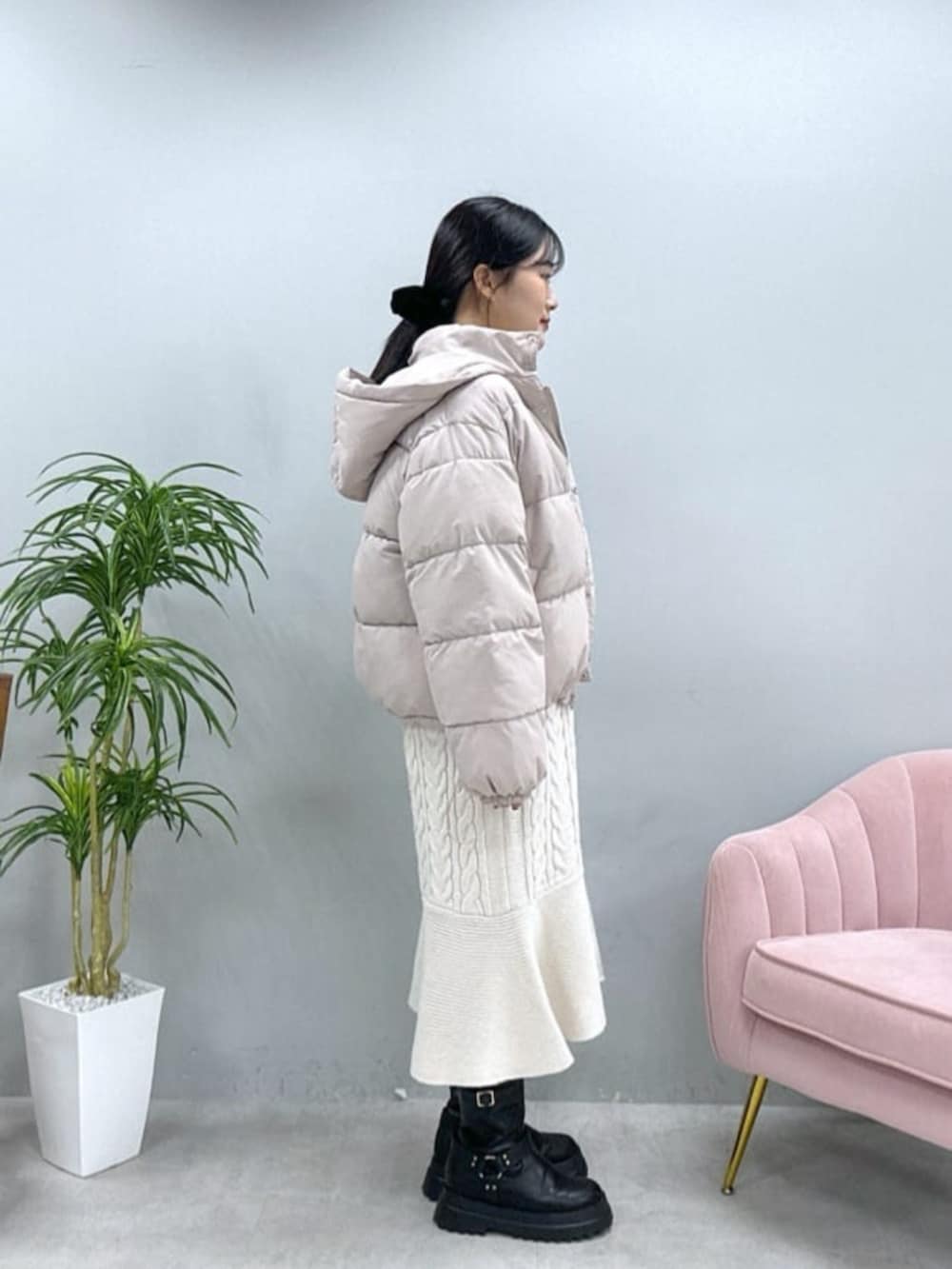ホワイト系のワンピース、ベージュ系のダウンジャケット/コートを着用したレディースの秋コーディネートの2枚目の写真