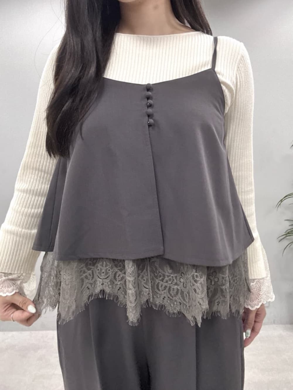 グレー系のその他パンツ、ホワイト系のニット/セーターを着用したレディースの夏コーディネートの6枚目の写真