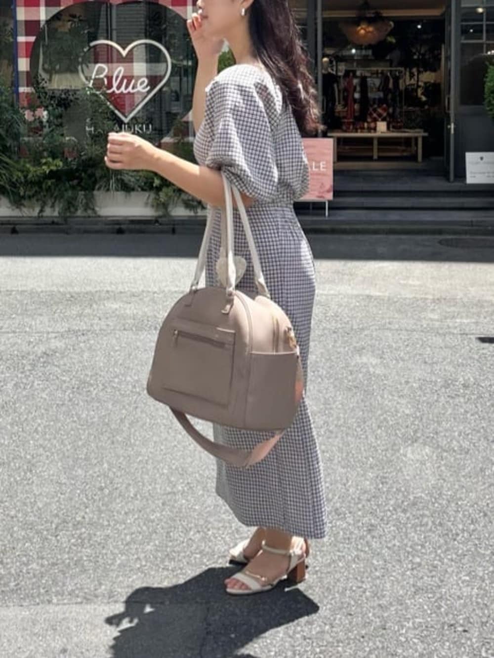 その他のワンピース、ベージュ系のボストンバッグを着用したレディースの秋コーディネートの2枚目の写真