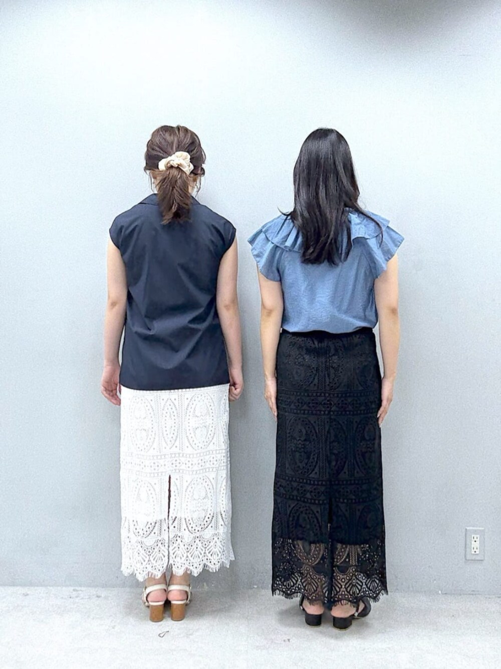 ブラック系のスカート、ブルー系のシャツ/ブラウス、ホワイト系のスカートを着用したレディースの春コーディネートの3枚目の写真