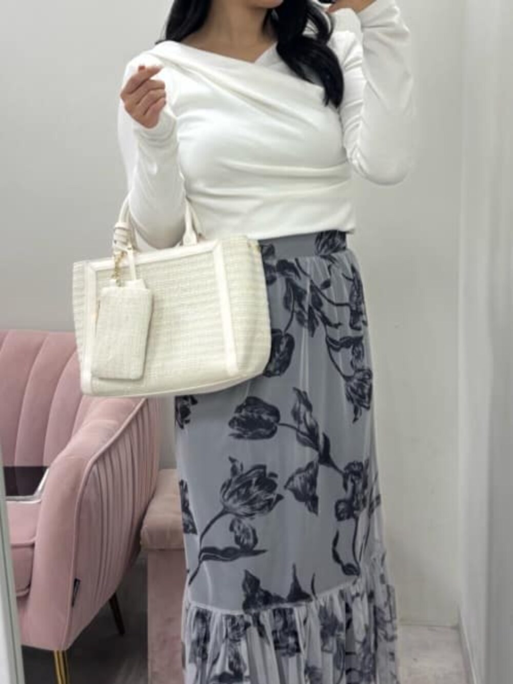 ホワイト系のハンドバッグ、グレー系のサンダル、ホワイト系のニット/セーターを着用したレディースの冬コーディネートの4枚目の写真