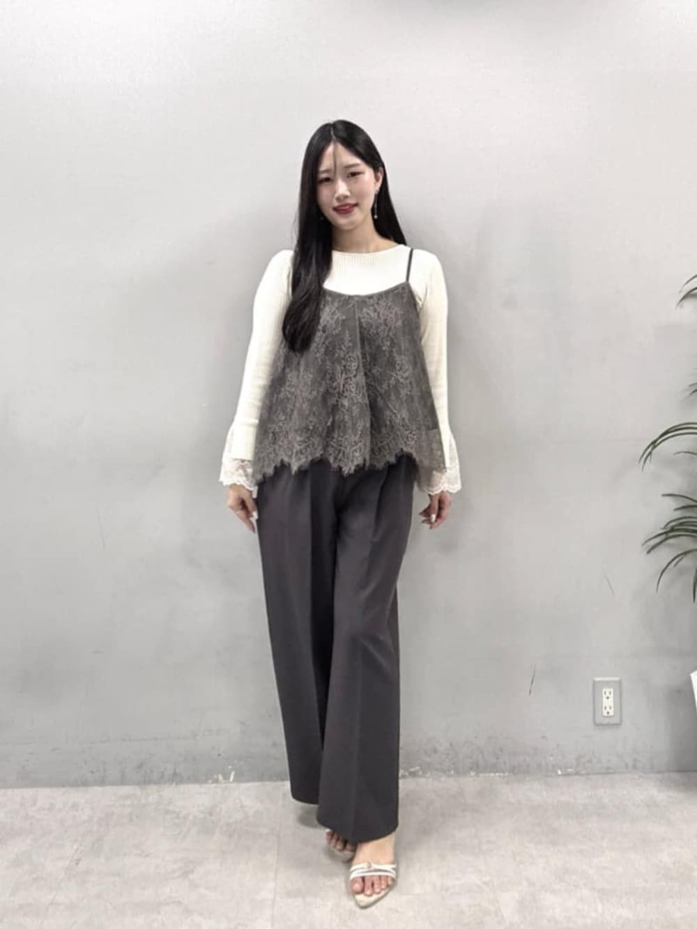グレー系のその他パンツ、ホワイト系のニット/セーターを着用したレディースの夏コーディネートの2枚目の写真