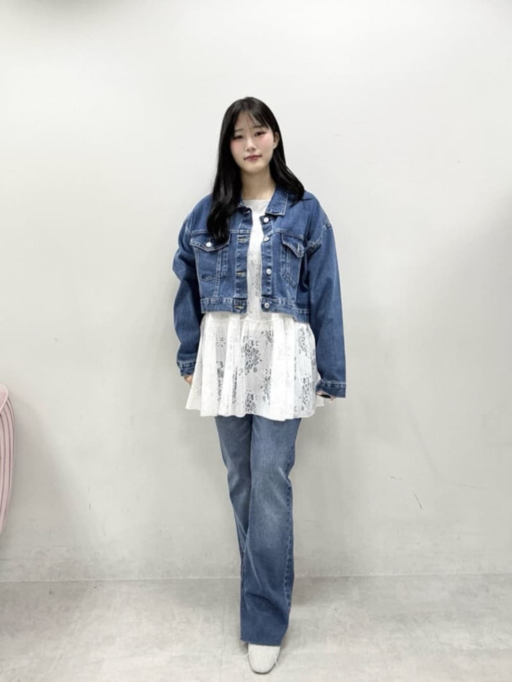 グレー系のサンダル、ブルー系のデニムパンツ、グレー系のTシャツ/カットソーを着用したレディースの冬コーディネートの2枚目の写真