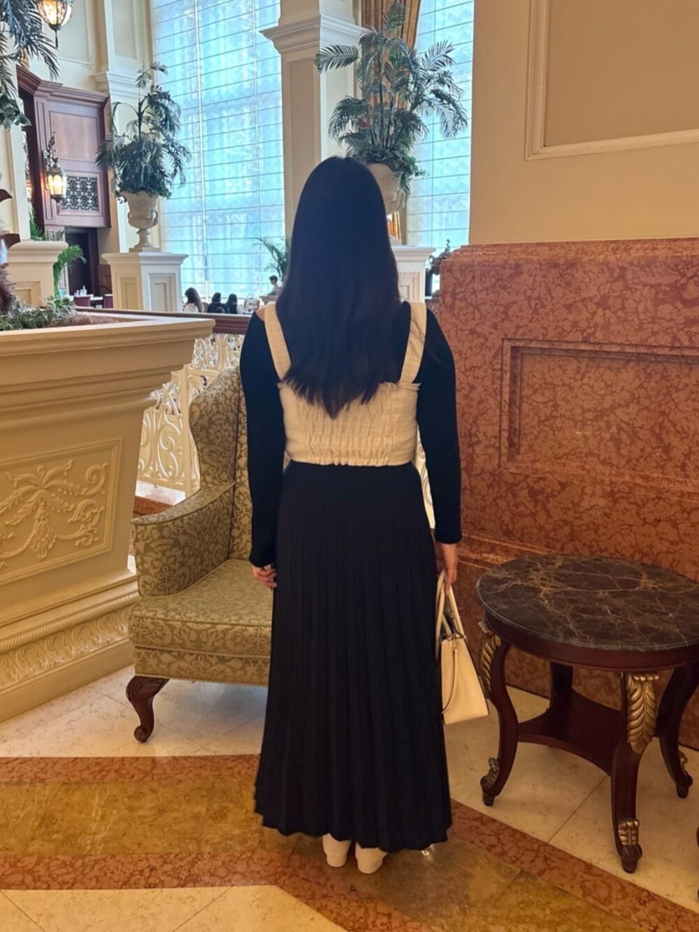 ホワイト系のシャツ/ブラウス、ブラック系のニット/セーター、ブラック系のスカートを着用したレディースの秋コーディネートの3枚目の写真