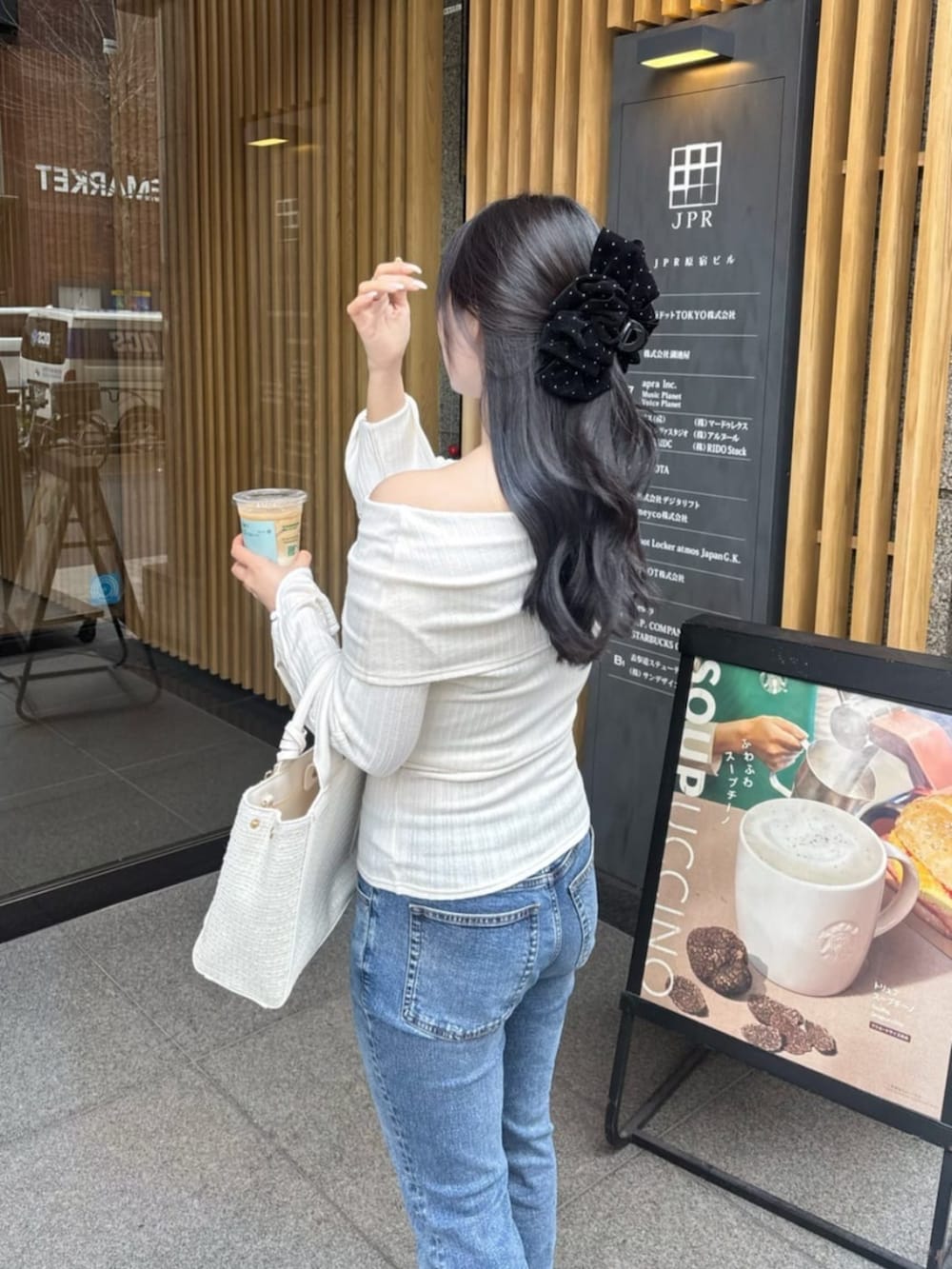 ホワイト系のニット/セーターを着用したレディースの春コーディネートの3枚目の写真