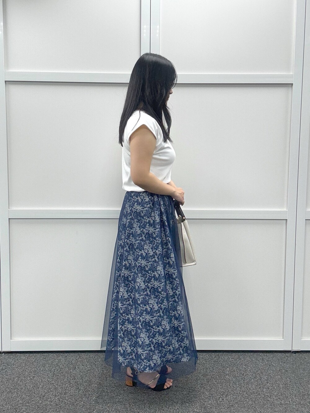 グレー系のショルダーバッグ、その他のスカート、ホワイト系のTシャツ/カットソーを着用したレディースの春コーディネートの3枚目の写真