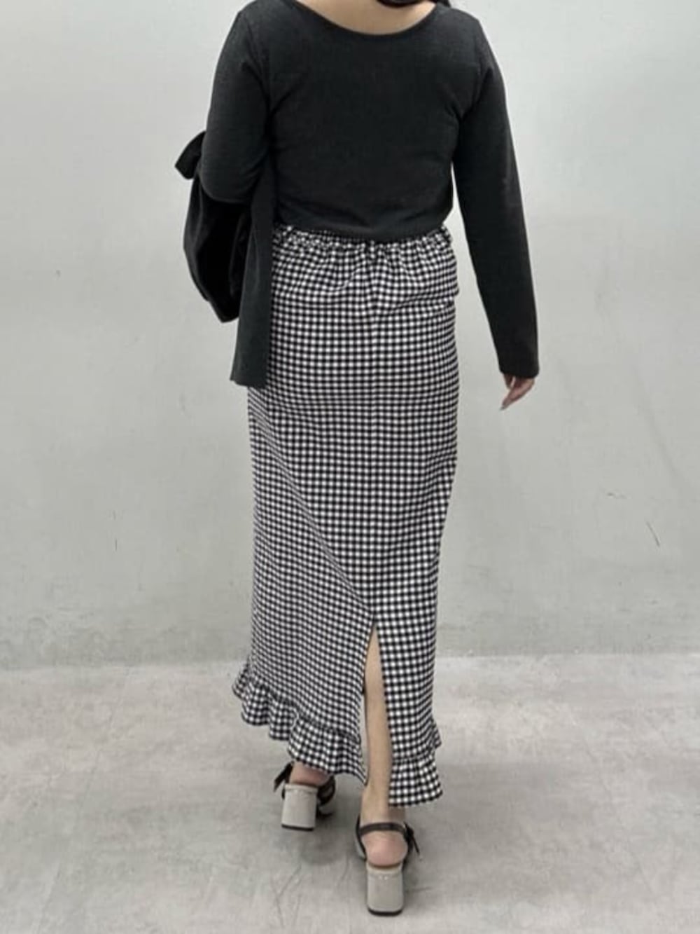 その他のスカート、グレー系のTシャツ/カットソー、グレー系のカーディガン/ボレロを着用したレディースの冬コーディネートの6枚目の写真