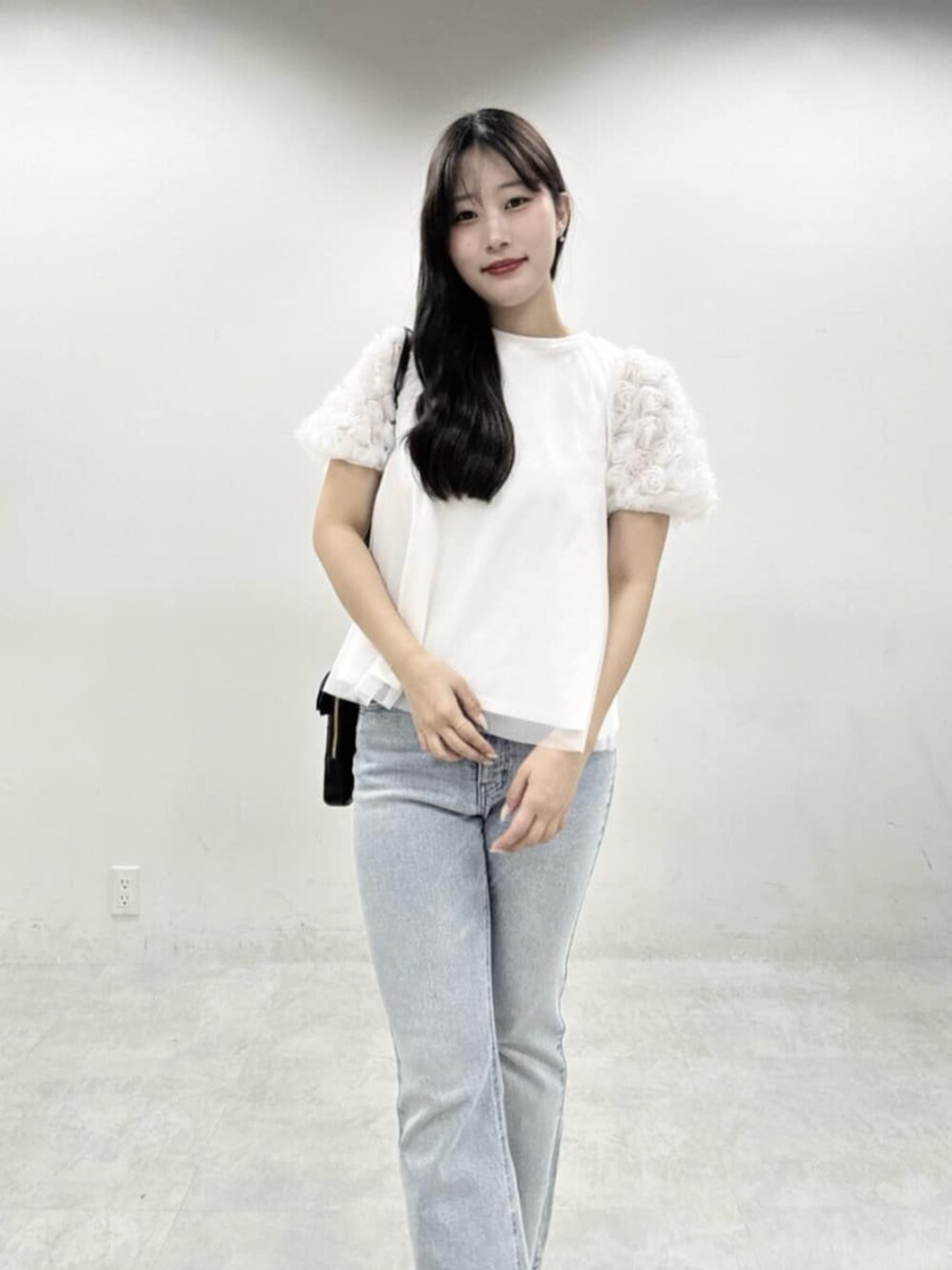 ホワイト系のデニムパンツ、ホワイト系のTシャツ/カットソーを着用したレディースの春コーディネートの4枚目の写真