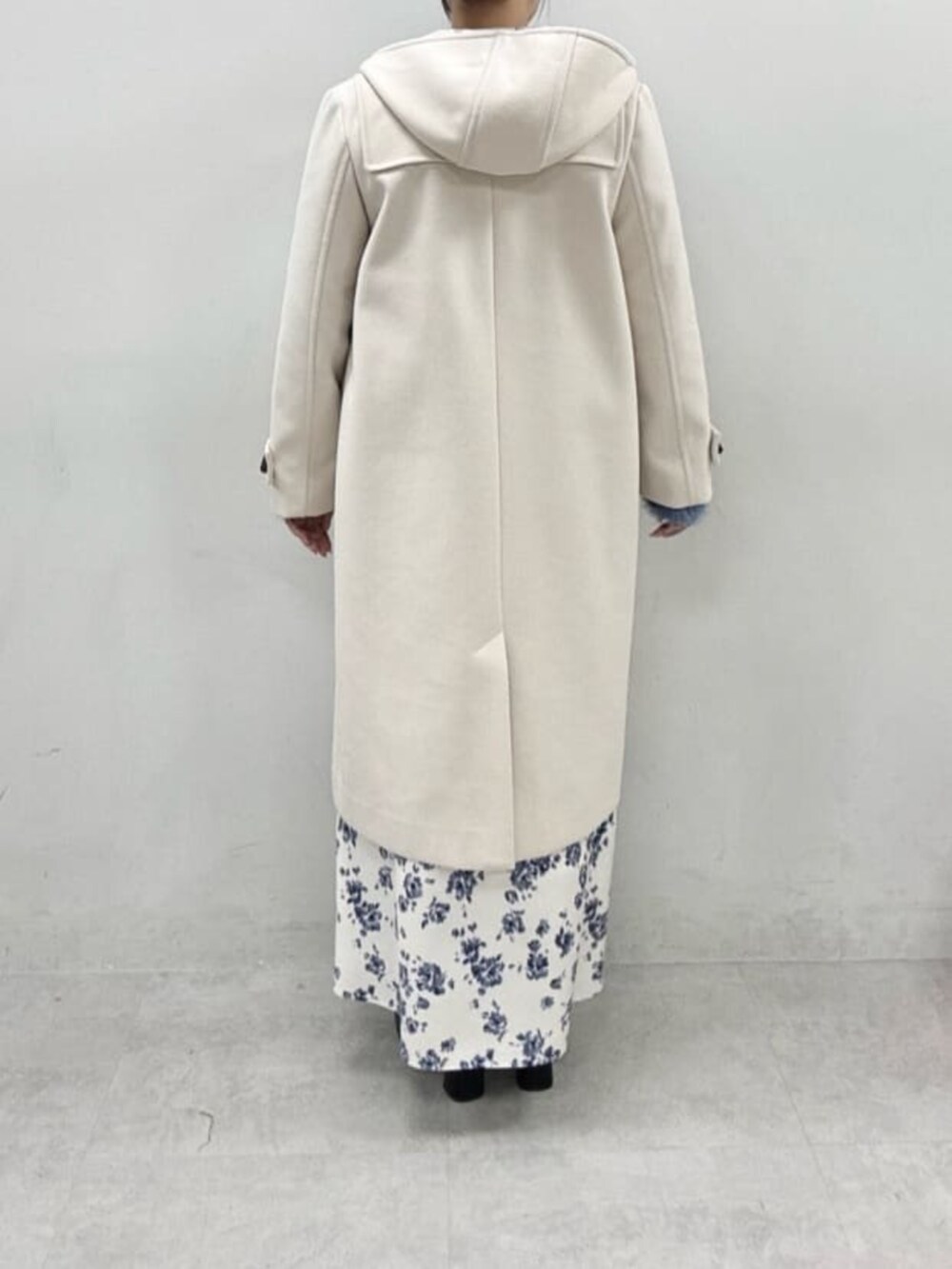 ブルー系のニット/セーターを着用したレディースの冬コーディネートの3枚目の写真