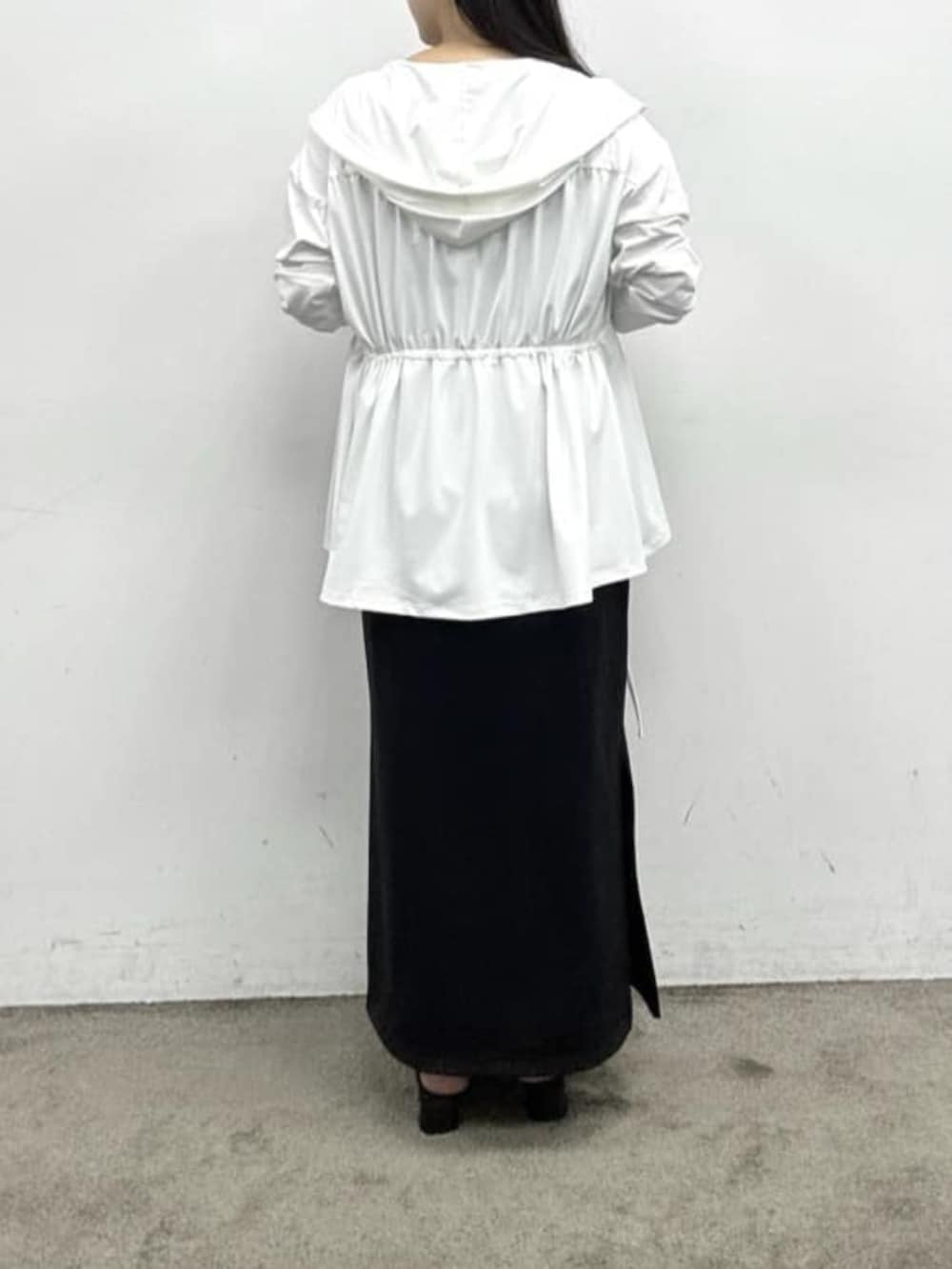 ブラック系の水着、ブルー系の水着、ホワイト系のラッシュガードを着用したレディースの春コーディネートの5枚目の写真