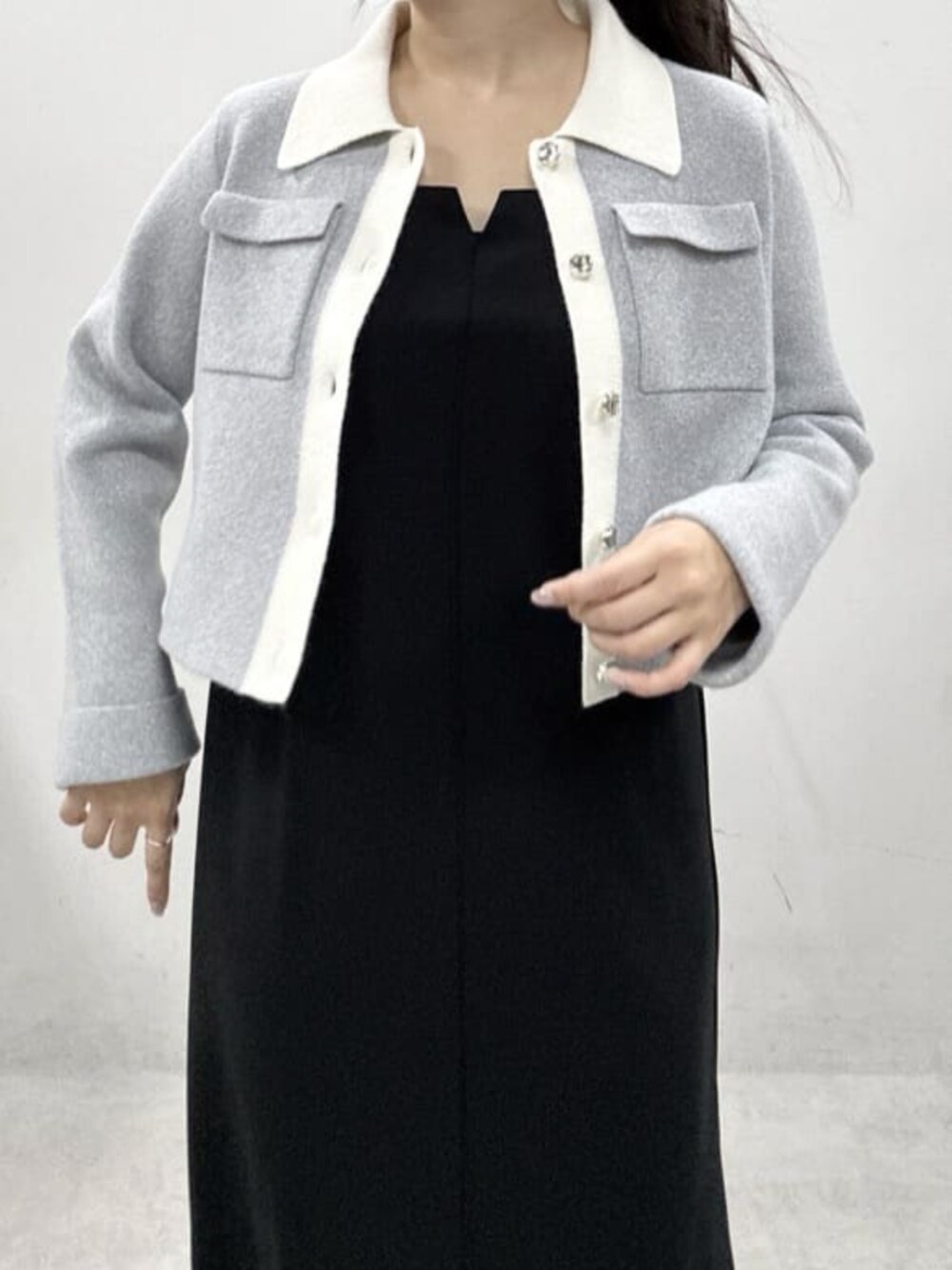 グレー系のカーディガン/ボレロ、ブラック系のワンピース、ホワイト系のトートバッグを着用したレディースの冬コーディネートの3枚目の写真