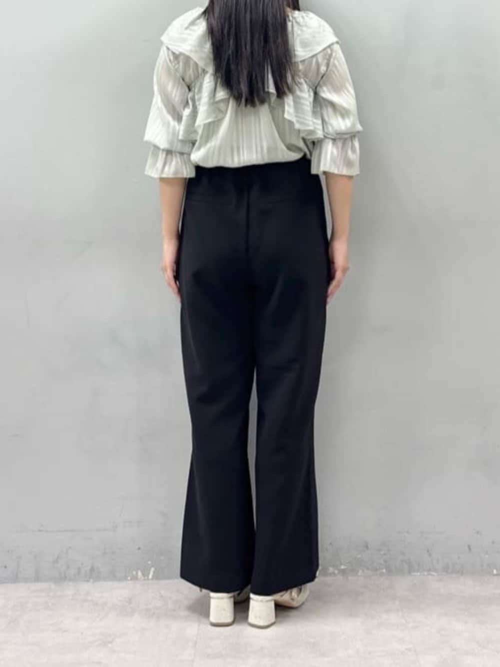 グリーン系のシャツ/ブラウス、ブラック系のその他パンツを着用したレディースの冬コーディネートの3枚目の写真