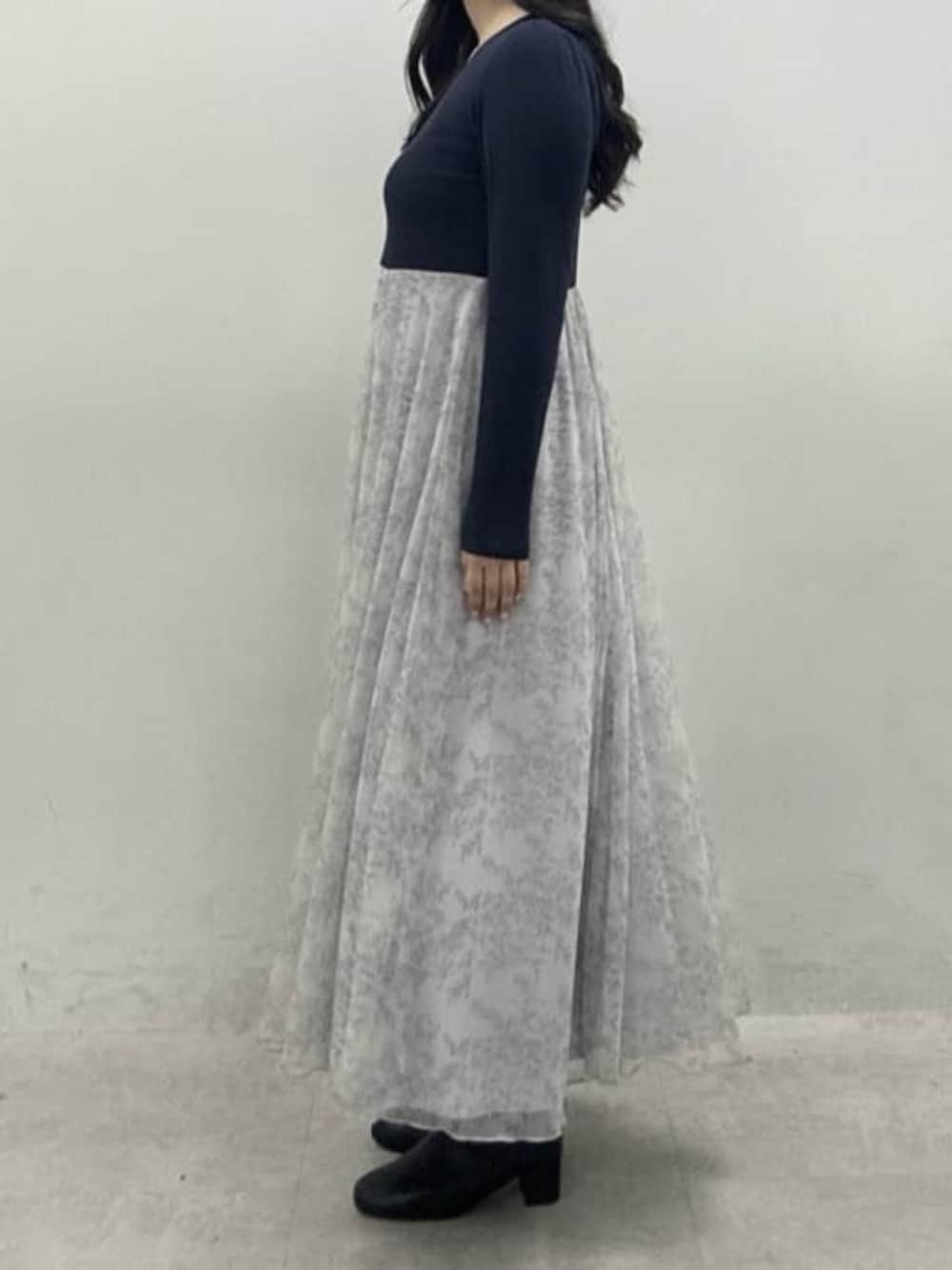 ブルー系のワンピースを着用したレディースの冬コーディネートの2枚目の写真