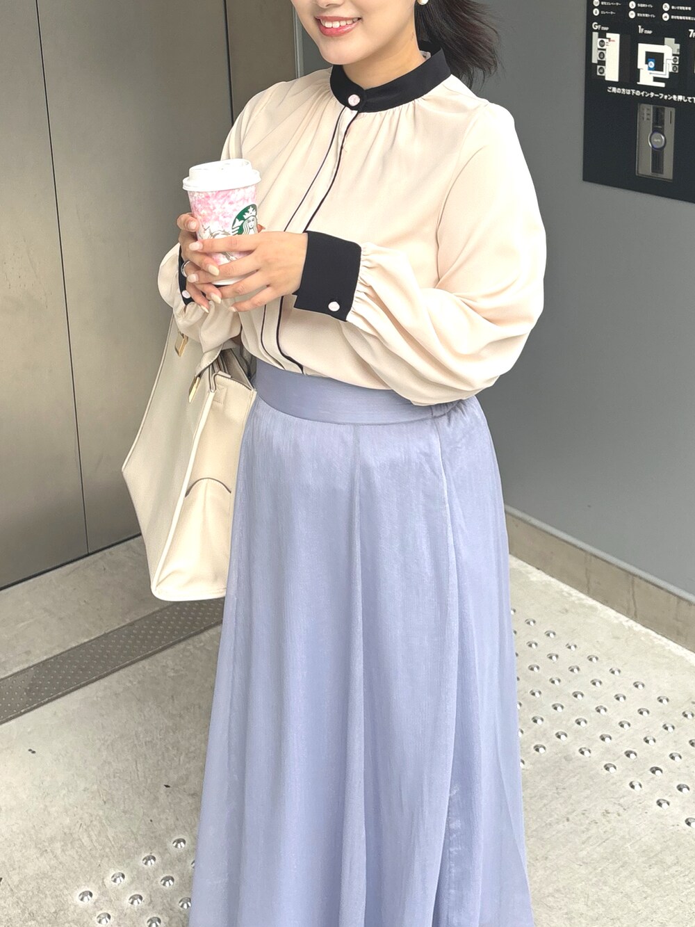 ホワイト系のシャツ/ブラウス、ホワイト系のショルダーバッグを着用したレディースの春コーディネートの3枚目の写真