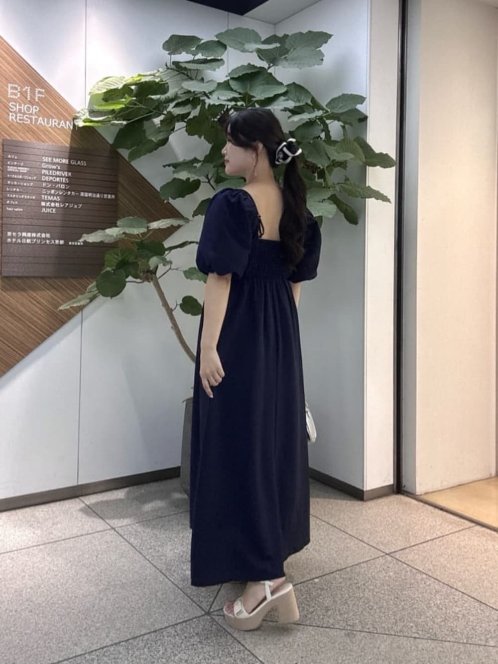 ブルー系のワンピースを着用したレディースの夏コーディネートの6枚目の写真