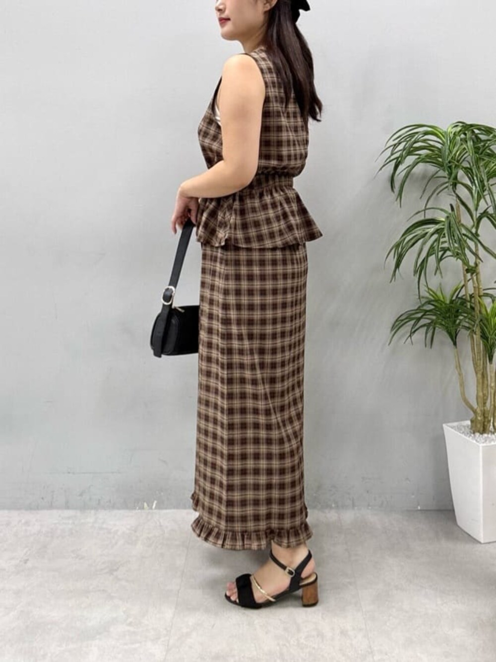 ホワイト系のカーディガン/ボレロ、その他のスカート、その他のシャツ/ブラウスを着用したレディースの夏コーディネートの4枚目の写真