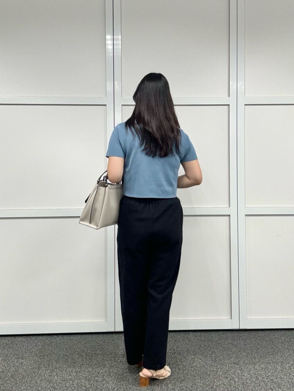 ブラック系のその他パンツ、ブルー系のカーディガン/ボレロを着用したレディースの夏コーディネートの3枚目の写真