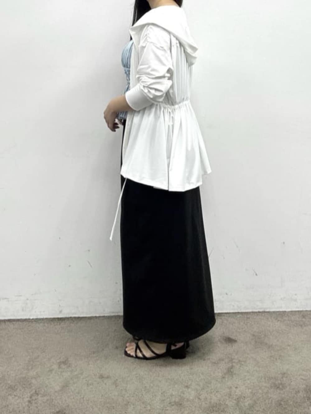 ブラック系の水着、ブルー系の水着、ホワイト系のラッシュガードを着用したレディースの春コーディネートの4枚目の写真