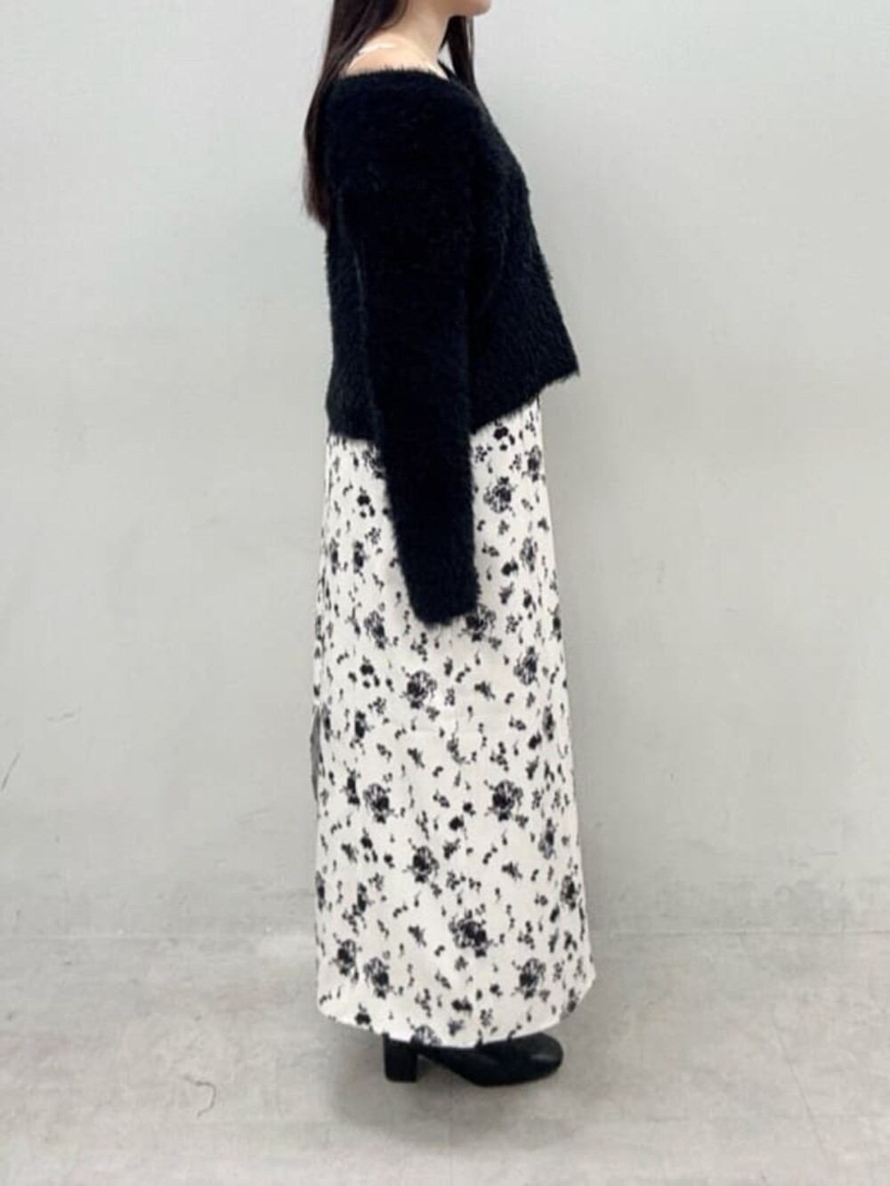 ブラック系のニット/セーターを着用したレディースの冬コーディネートの2枚目の写真