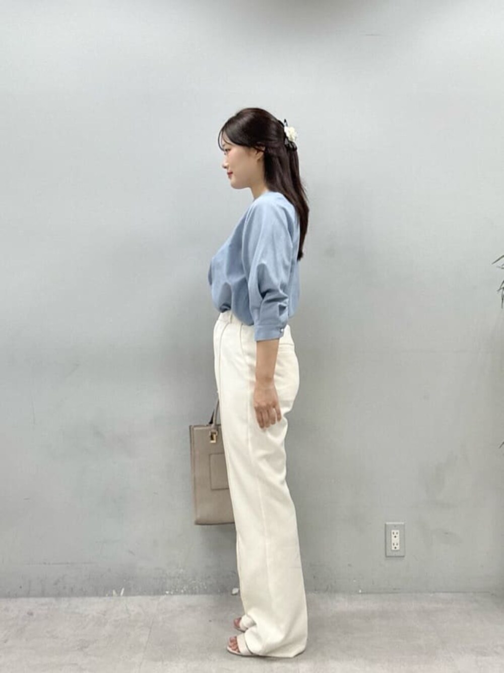 ホワイト系のその他パンツ、ブルー系のシャツ/ブラウスを着用したレディースの夏コーディネートの2枚目の写真