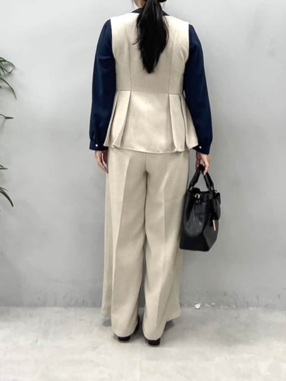 ブルー系のシャツ/ブラウス、ベージュ系のその他パンツ、ベージュ系のベストを着用したレディースの冬コーディネートの4枚目の写真