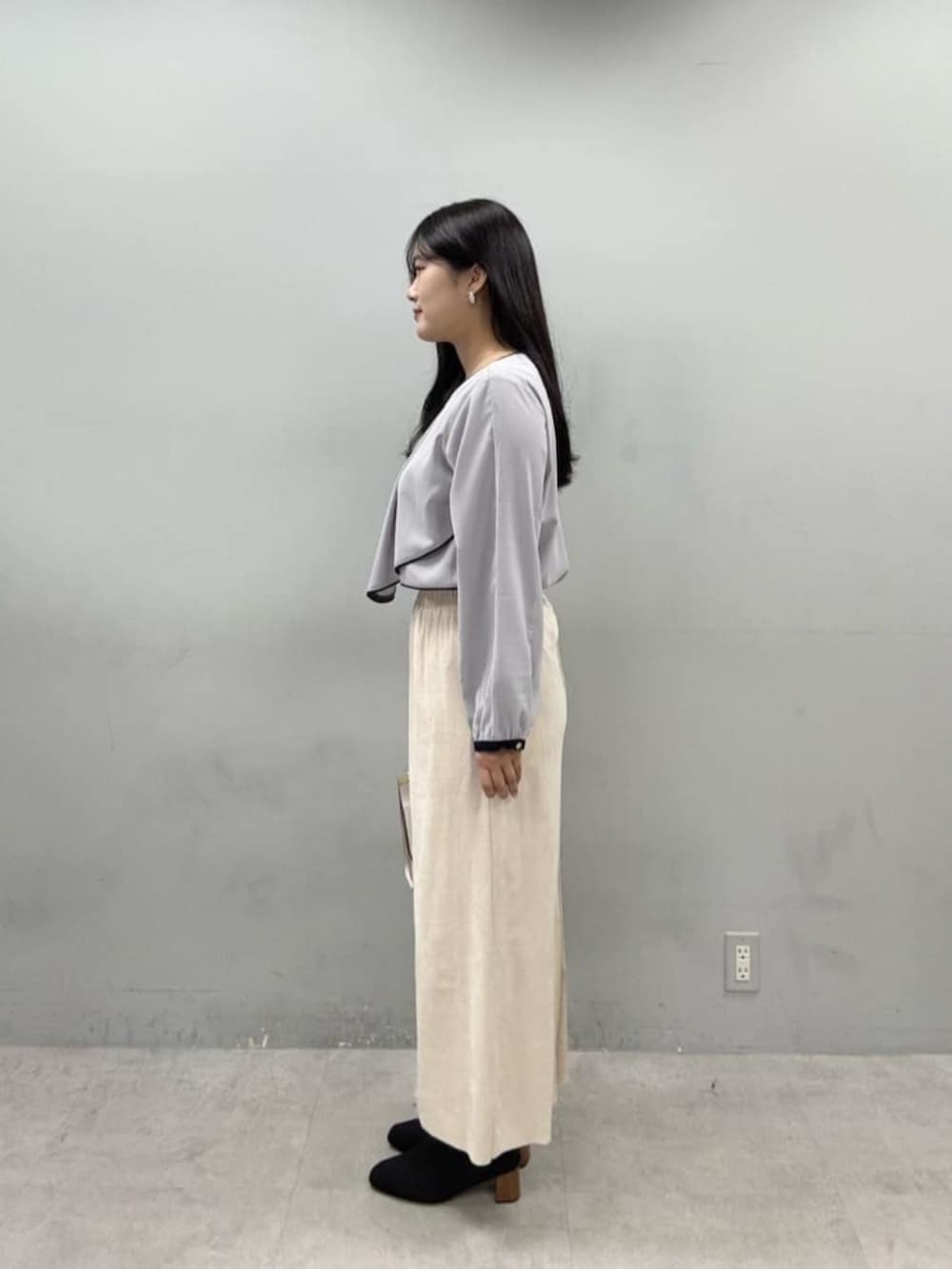 ホワイト系のショルダーバッグ、ベージュ系のスカート、ベージュ系のシャツ/ブラウスを着用したレディースの秋コーディネートの2枚目の写真