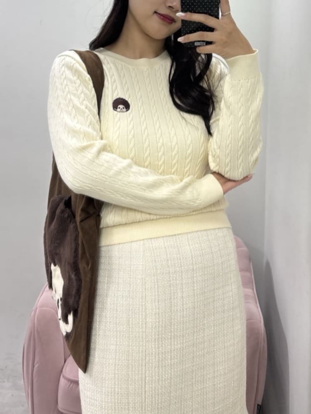 ホワイト系のスカート、ブラウン系のトートバッグ、ホワイト系のニット/セーターを着用したレディースの冬コーディネートの4枚目の写真