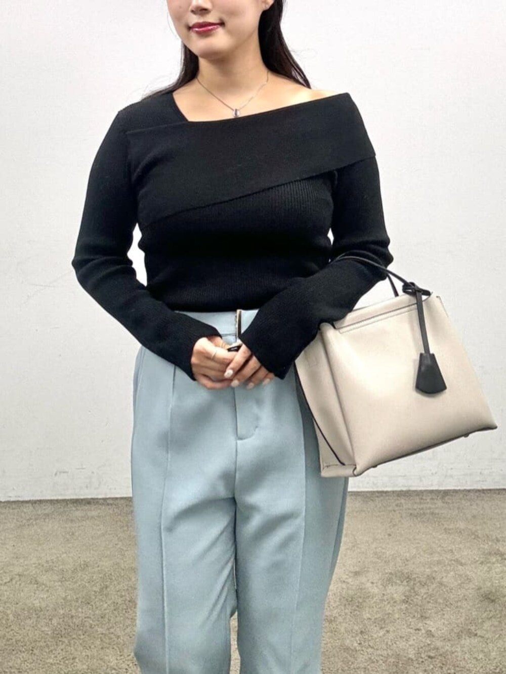 ブラック系のその他シューズ、グレー系のショルダーバッグ、ブラック系のニット/セーターを着用したレディースの夏コーディネートの4枚目の写真