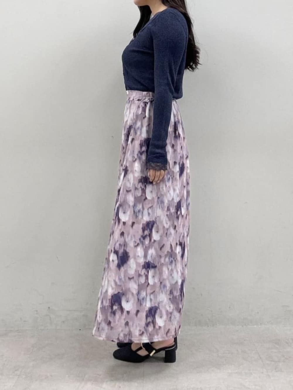 ピンク系のスカート、ブラック系のサンダル、ブルー系のカーディガン/ボレロを着用したレディースの冬コーディネートの2枚目の写真