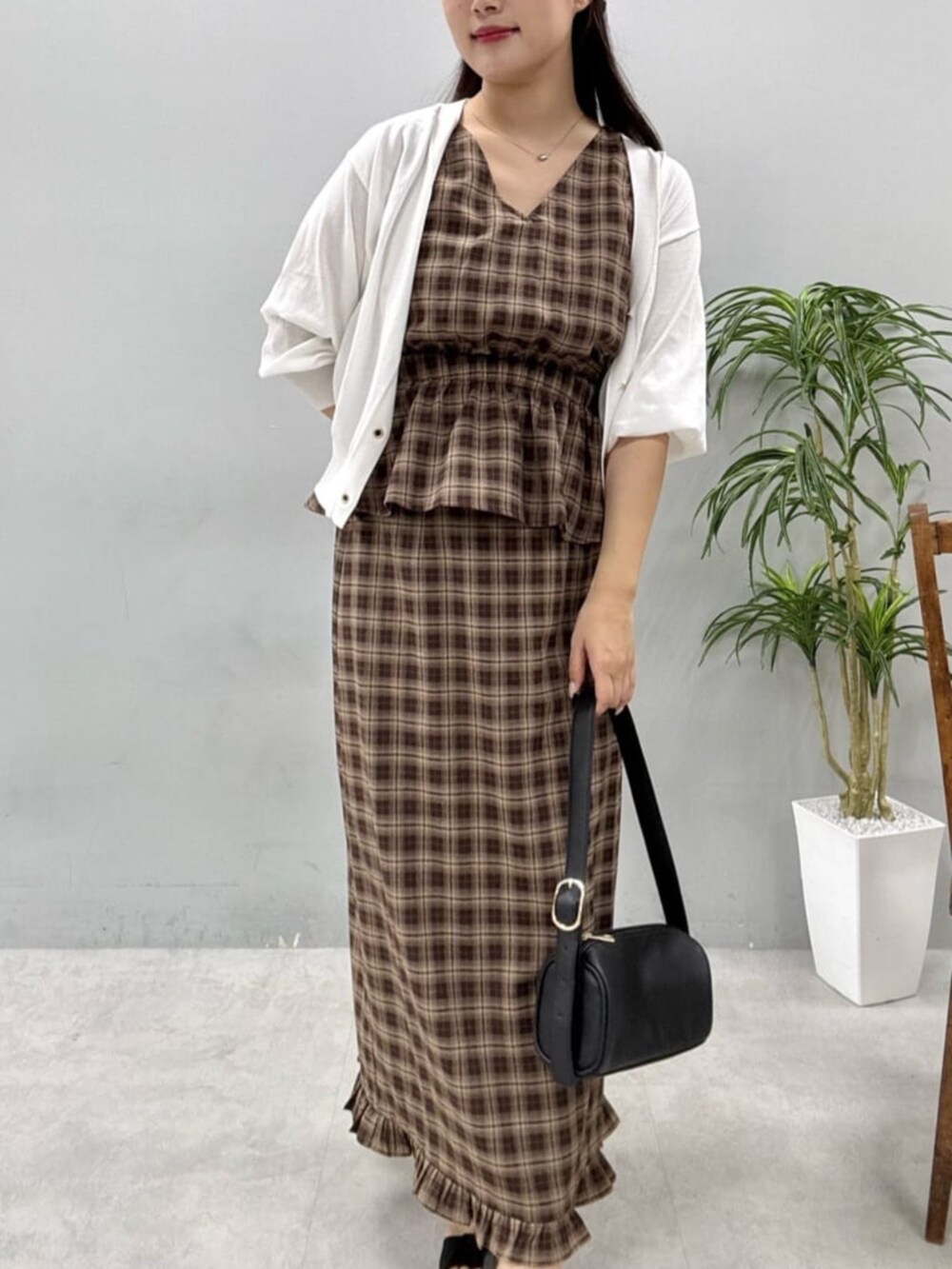 ホワイト系のカーディガン/ボレロ、その他のスカート、その他のシャツ/ブラウスを着用したレディースの夏コーディネートの3枚目の写真