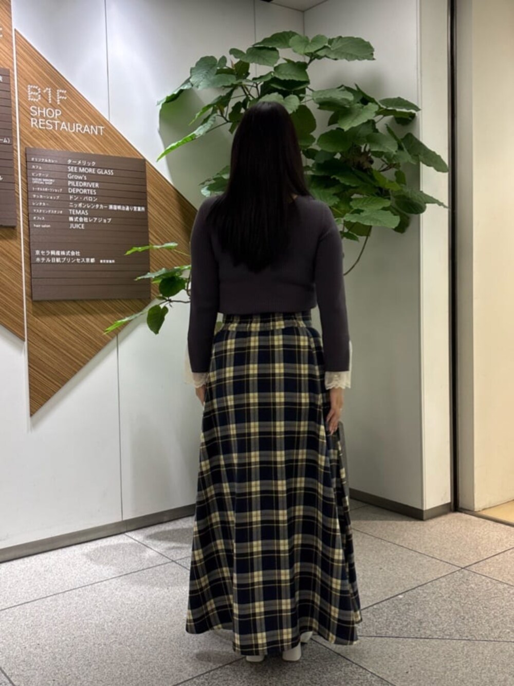 ホワイト系のスカート、ブラック系のニット/セーターを着用したレディースの秋コーディネートの3枚目の写真