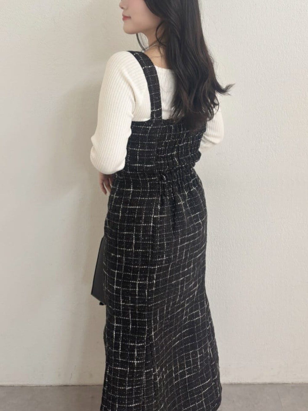 ブラック系のスカート、ブラック系のシャツ/ブラウス、ホワイト系のニット/セーターを着用したレディースの秋コーディネートの3枚目の写真