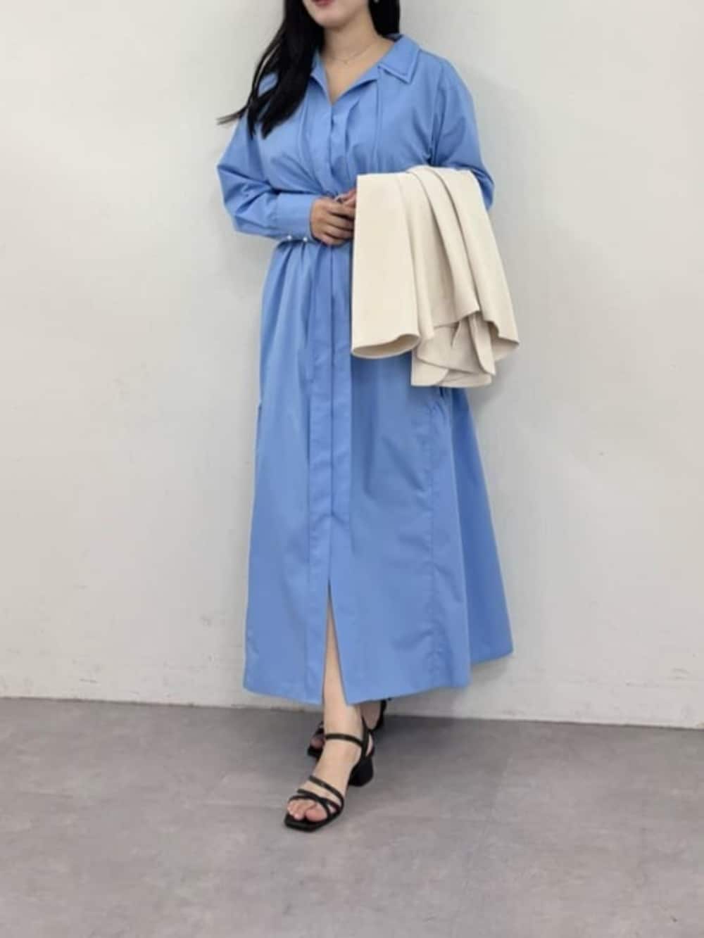 ホワイト系のテーラードジャケット、ブルー系のシャツワンピースを着用したレディースの春コーディネートの2枚目の写真