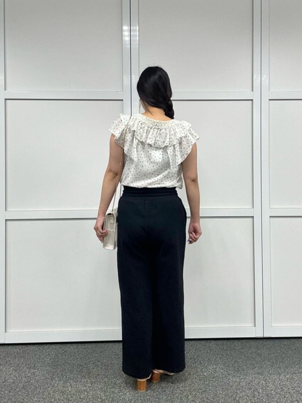 ブラック系のその他パンツ、その他のシャツ/ブラウスを着用したレディースの夏コーディネートの3枚目の写真