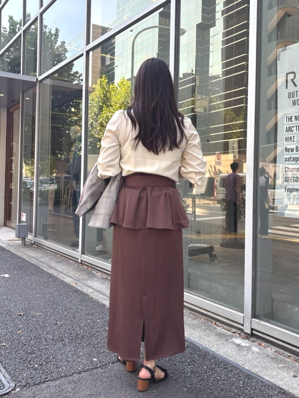 ベージュ系のショルダーバッグ、ホワイト系のシャツ/ブラウス、その他のテーラードジャケットを着用したレディースの秋コーディネートの4枚目の写真