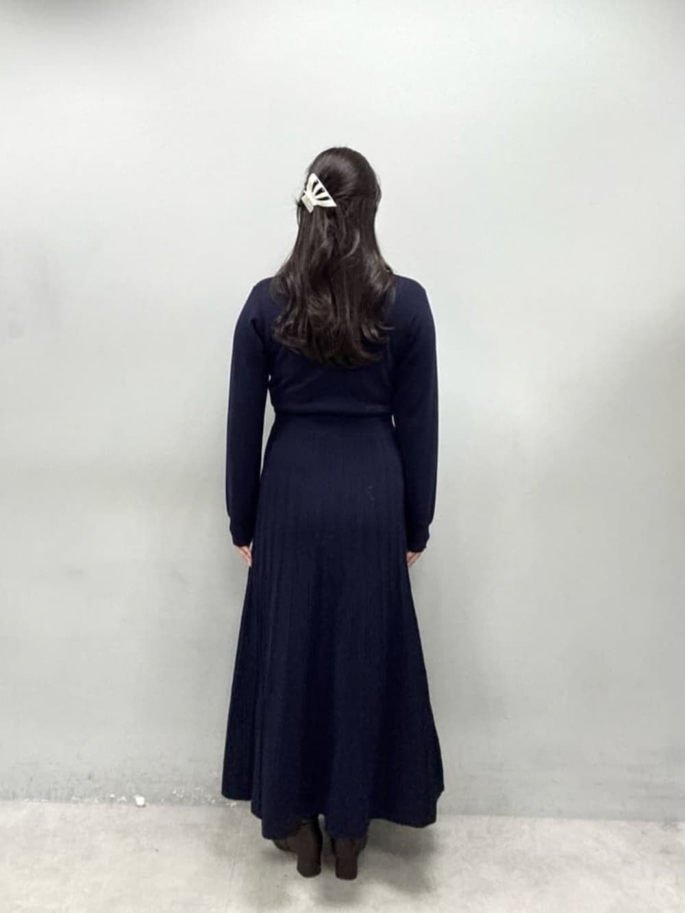 ブルー系のワンピース、ベージュ系のノーカラーコートを着用したレディースの秋コーディネートの6枚目の写真