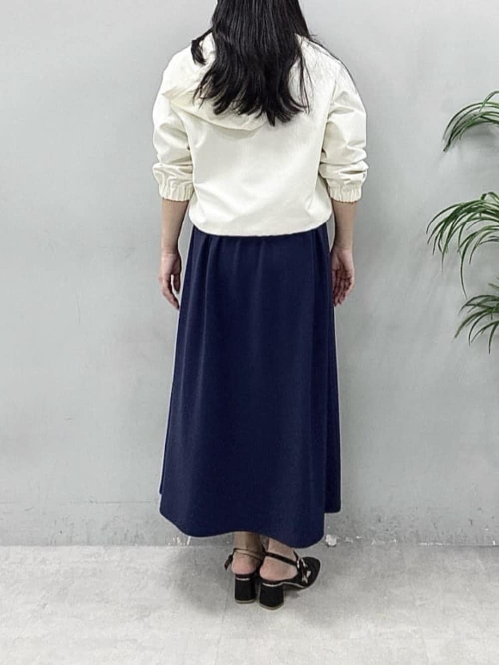 ホワイト系のマウンテンパーカー、ブルー系のワンピースを着用したレディースの春コーディネートの4枚目の写真