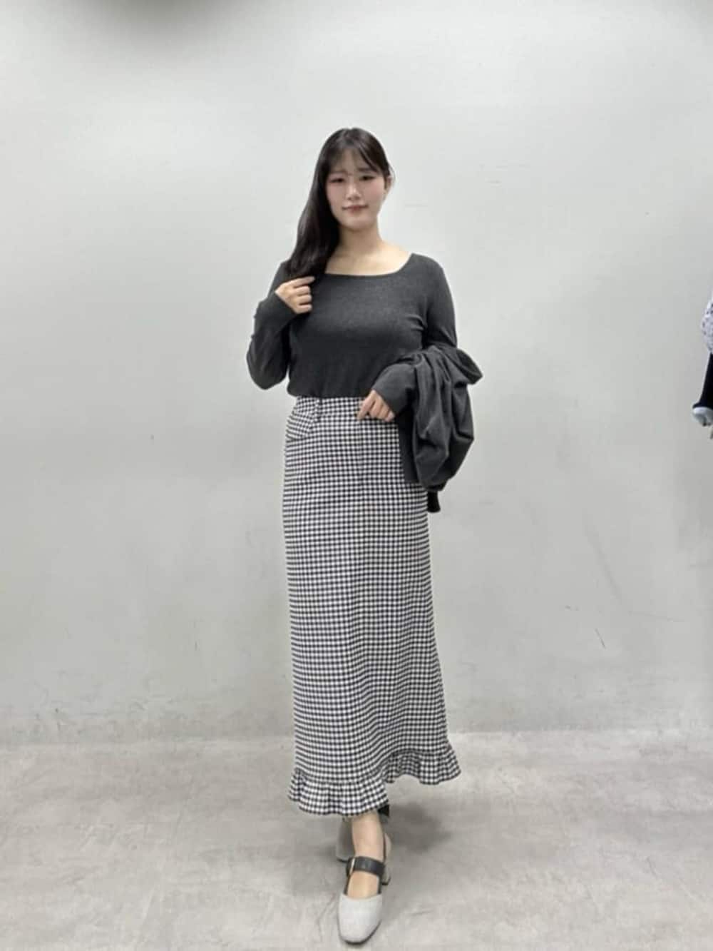 その他のスカート、グレー系のTシャツ/カットソー、グレー系のカーディガン/ボレロを着用したレディースの冬コーディネートの2枚目の写真