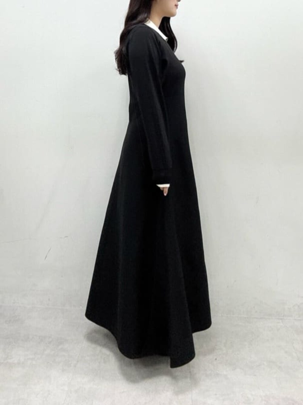 ブルー系のワンピースを着用したレディースの秋コーディネートの2枚目の写真