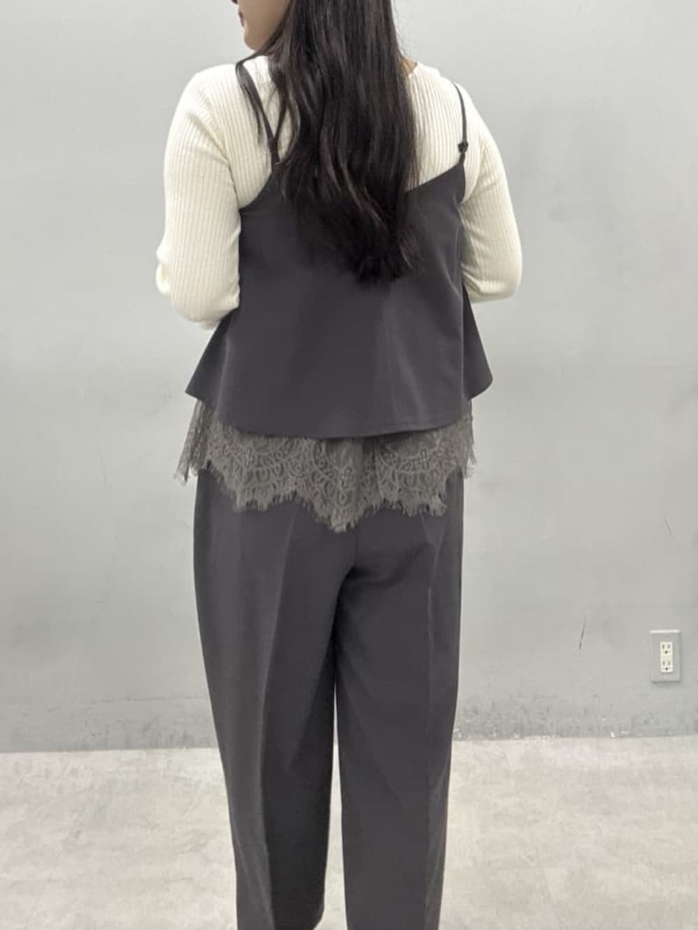 グレー系のその他パンツ、ホワイト系のニット/セーターを着用したレディースの夏コーディネートの5枚目の写真