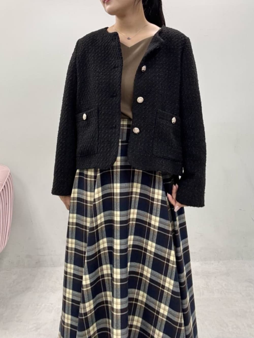 ブラウン系のシャツ/ブラウス、ホワイト系のスカート、ブラック系のノーカラージャケットを着用したレディースの秋コーディネートの4枚目の写真