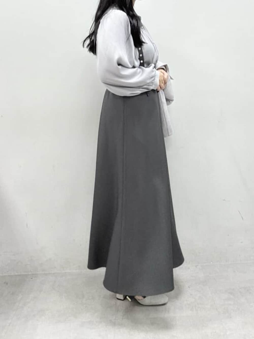 ホワイト系のテーラードジャケット、ホワイト系のハンドバッグ、グレー系のサンダルを着用したレディースの春コーディネートの3枚目の写真