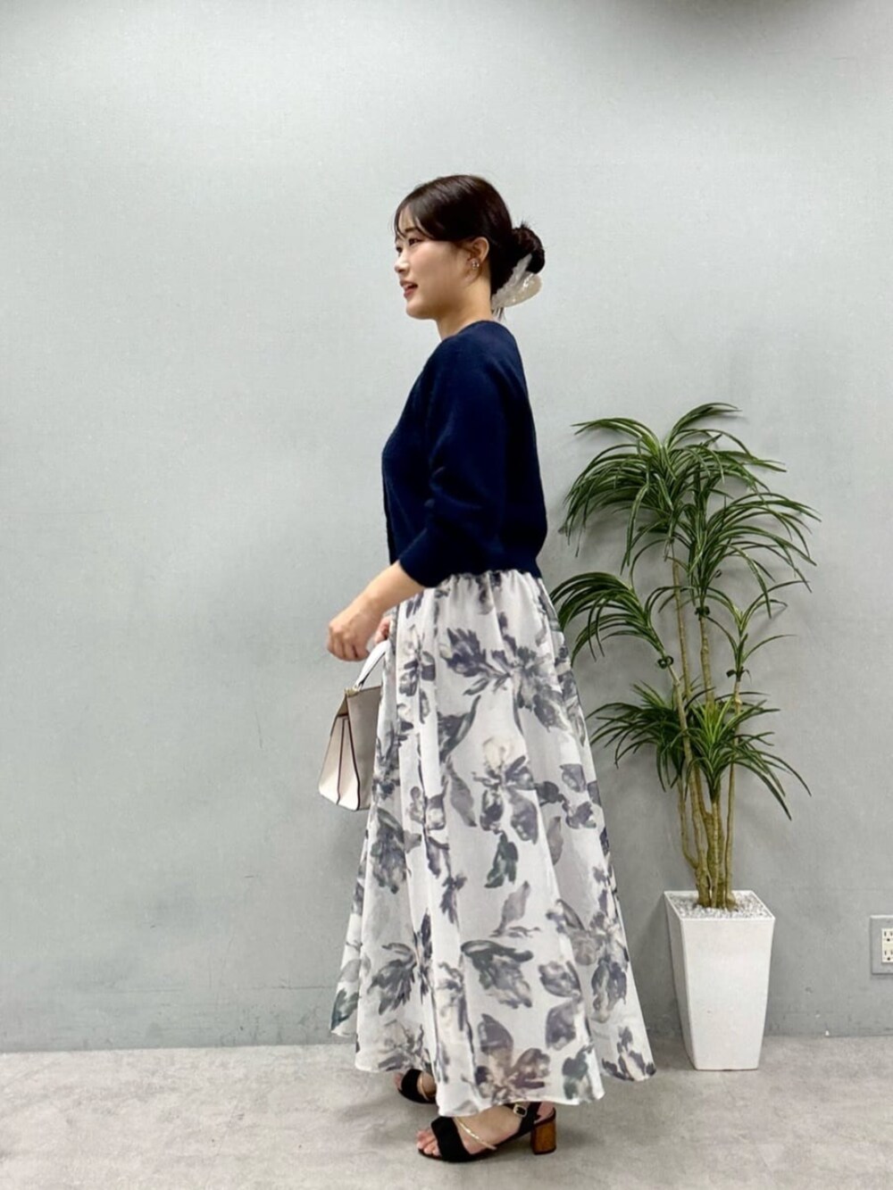 ホワイト系のスカートを着用したレディースの夏コーディネートの2枚目の写真