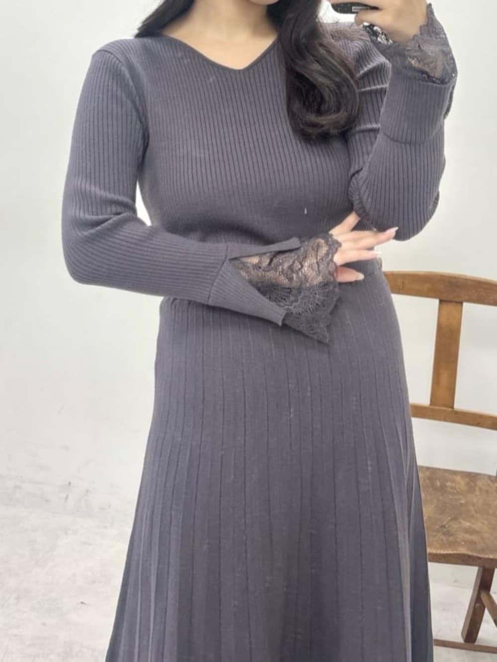 グレー系のワンピースを着用したレディースの冬コーディネートの4枚目の写真